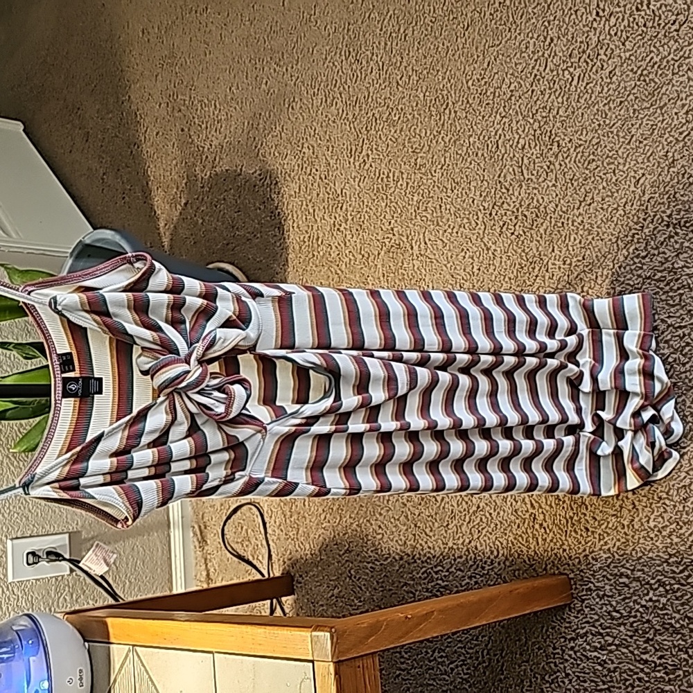 Cute volcom dress.. I only wore it a couple of times .. excellent conditions